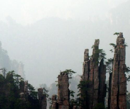 烟雾缭绕的天子山