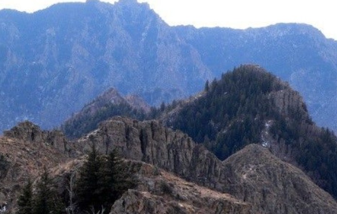 九峰山是西北高原地区少有的自然风景区,是塞外处别具特点的