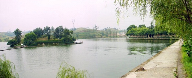 探索体验 卫星湖旅游景区是国家aaa级旅游景区,位于重庆永川市双竹镇